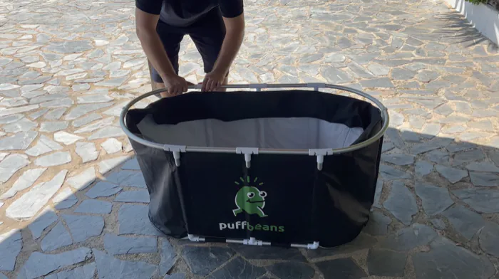 Eine Person verbindet die Stangen des Gestänges